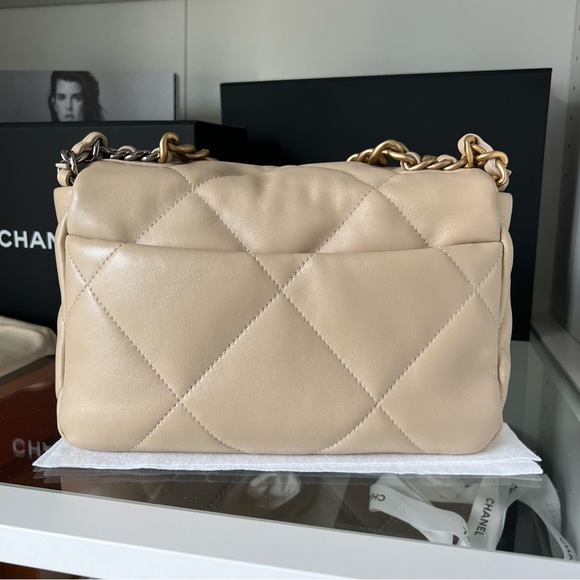 EUC CHANEL 19 Flap Bag Beige Small/Medium Lambskin Leather Full Set - Picture 2 of 12